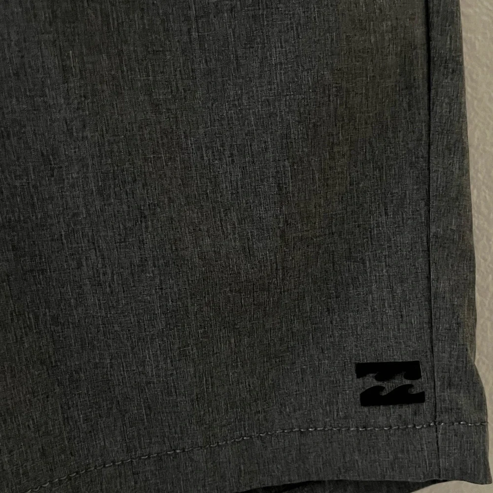 Billabong gray short